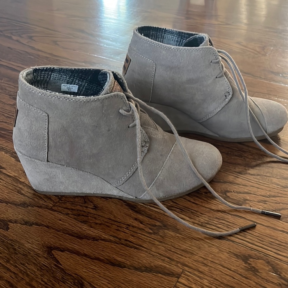 Tom’s tan booties size 9